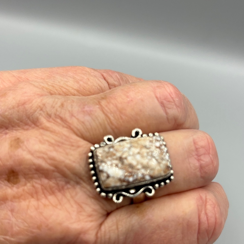 Elegant Silver Tone and Cream Statement Ring J344